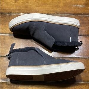 Toms Gray Slip On Loafer with Faux Fur size 10